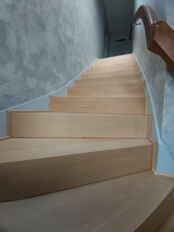 Escalier quart tournant après la pose des marches, contremarches et contre plinthes en hêtre.