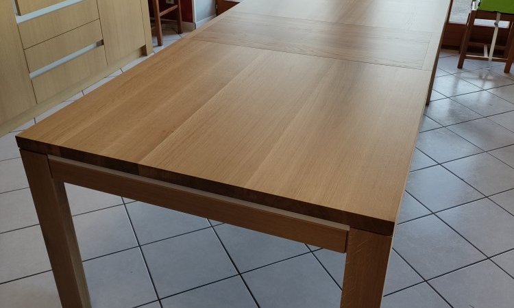 table avec 1 allonge - Création et livraison d'une table avec allonges en chêne massif à Grande Rivière (39)